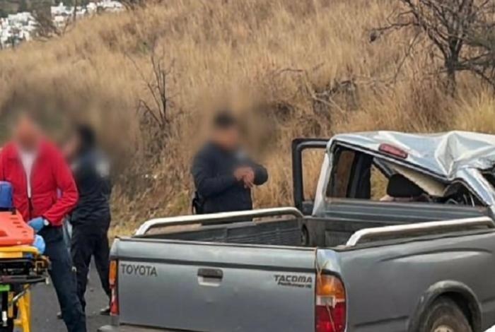 Vuelca camioneta en el camino Morelia–Recinto Ferial; adulto mayor queda herido