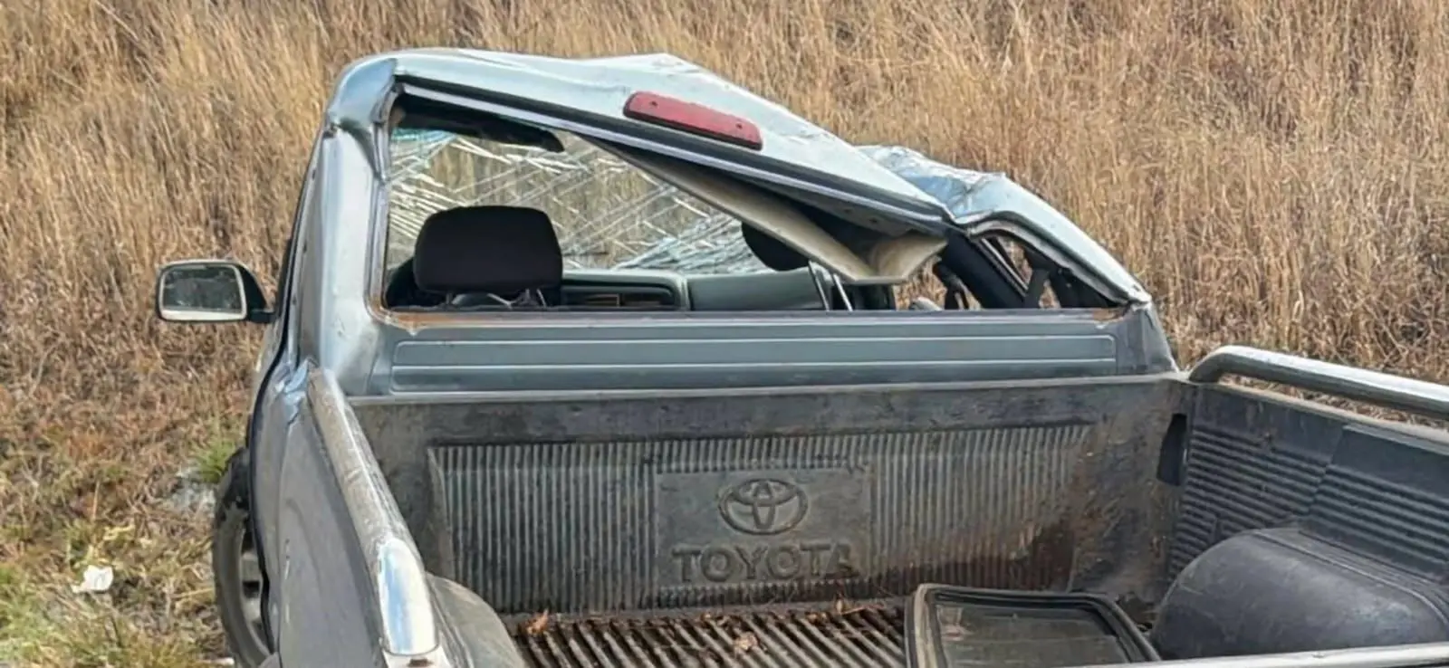 Vuelca camioneta en el camino al Recinto Ferial