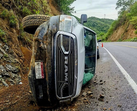 Vuelca camioneta en la autopista Siglo XXI, su conductor resulta herido