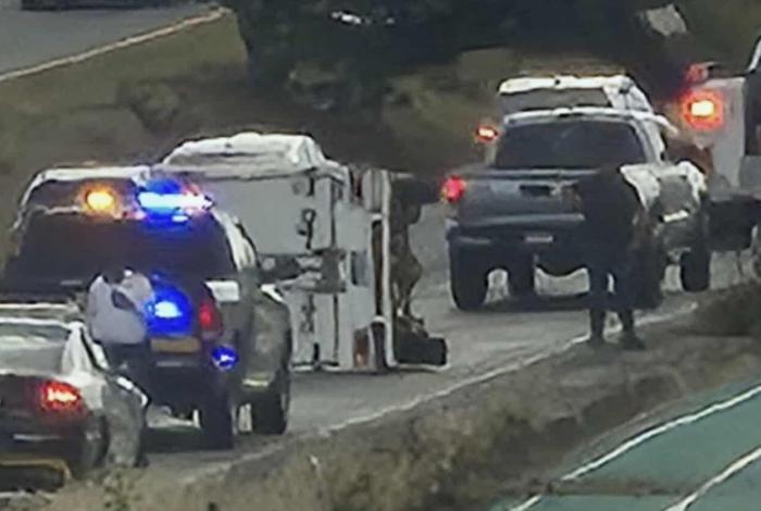 Vuelca camioneta en la carretera Morelia-Pátzcuaro