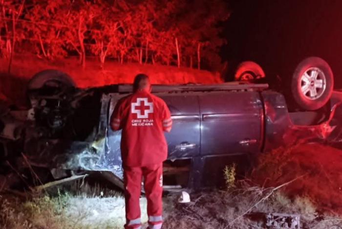 Vuelca camioneta en la carretera Huetamo-Ziritzícuaro; conductor la abandona