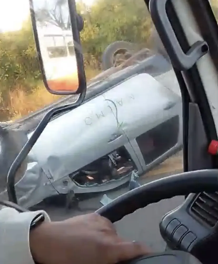 Vuelca camioneta en la Paracho–Uruapan; ocupantes salen ilesos y sólo hay daños materiales