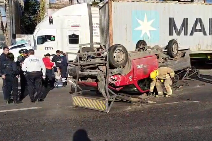 Vuelca camioneta en la salida a Salamanca; no hay personas lesionadas