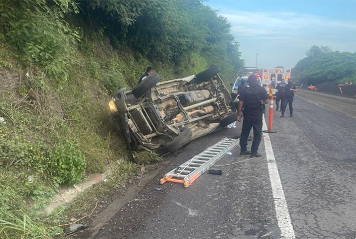Vuelca camioneta en la Siglo XXI, antes de llegar a la caseta de Feliciano