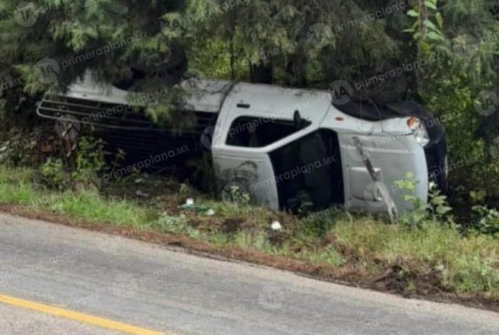 Vuelca camioneta en la Uruapan-Pátzcuaro