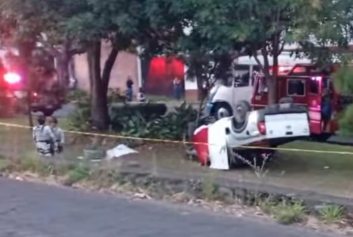 Vuelca camioneta en Uruapan; hay dos jovencitas fallec1das
