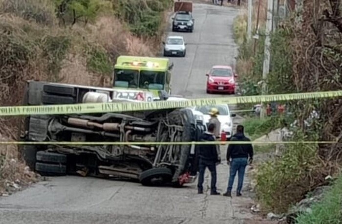 Vuelca camioneta repartidora de Gas El Lago en Morelia