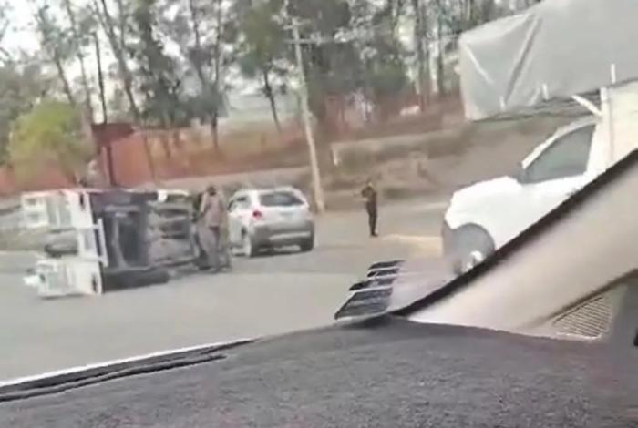 Vuelca camioneta repartidora de gas en Morelia; no se reportan lesionados