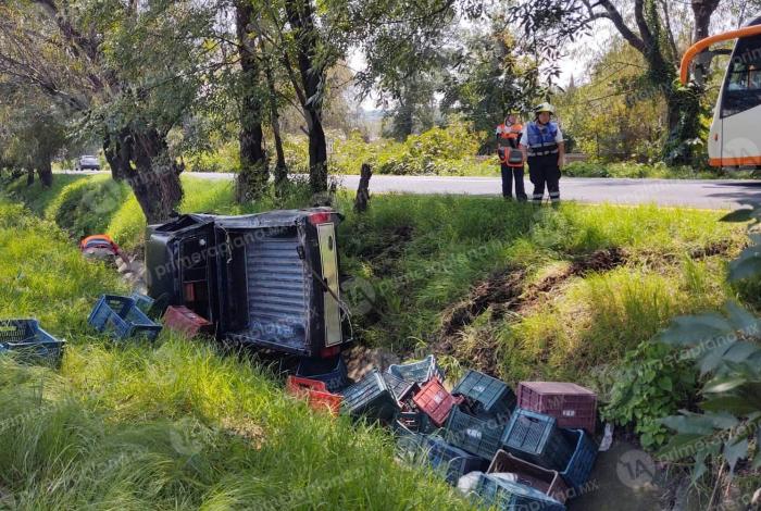 Vuelca camioneta sobre la Morelia-Uruapan