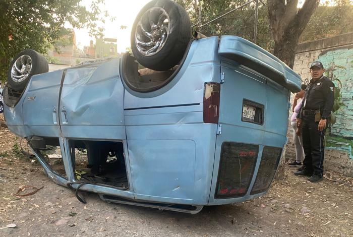 Vuelca camioneta y cae a desnivel al sur de Morelia