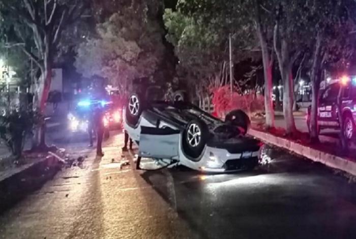 Vuelca camioneta y la abandona en Calzada La Huerta, en Morelia