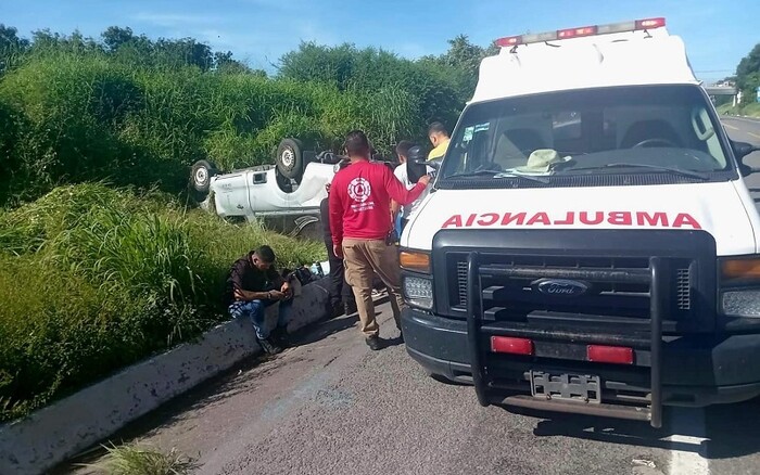 Vuelca carroza fúnebre en la Autopista Siglo XXI; trasladaba un difunto hacia Apatzingán