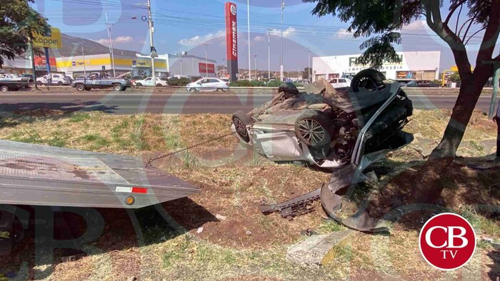 Vuelca Jetta en el libramiento de Morelia