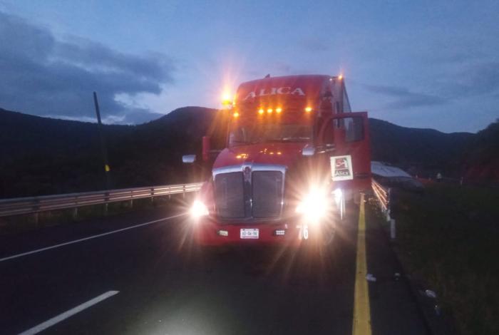 Vuelca remolque de tractocamión en la México-Guadalajara