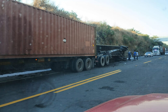 Vuelca remolque de tráiler en la autopista Siglo XXI; sólo hay daños materiales