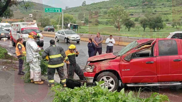 Vuelca su camioneta en Tarímbaro y se da a la fuga