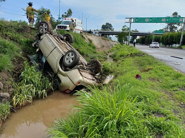 Vuelca su camioneta y cae en desnivel en Morelia