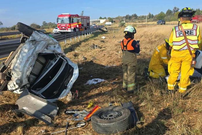 Vuelca taxi sobre la Morelia–Pátzcuaro; hay 2 heridos