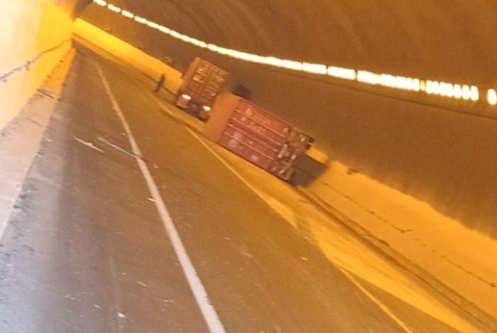 Vuelca tractocamión en la Pátzcuaro-Cuitzeo