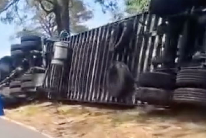 Vuelca tráiler cargado con aguacate en carretera de Tancítaro