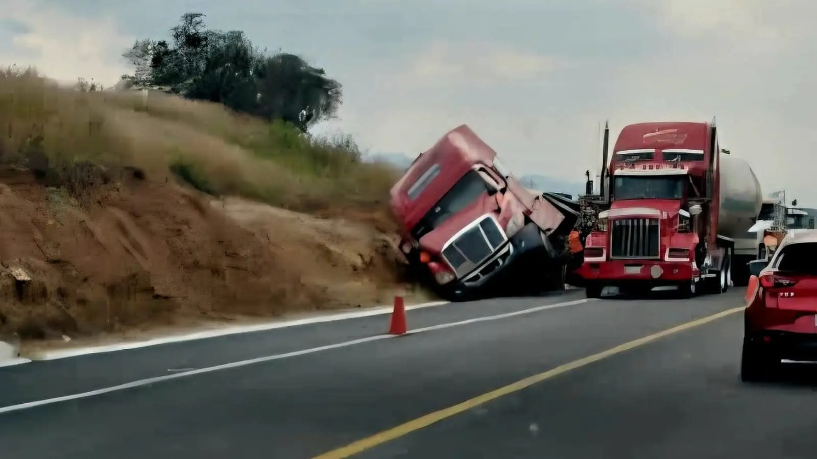 Vuelca tráiler con amoníaco en la autopista Pátzcuaro–Cuitzeo; no se reportan fugas ni afectaciones viales