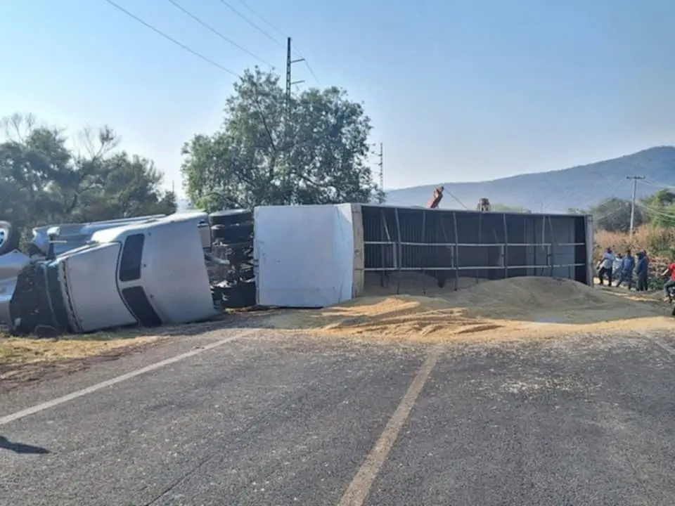 Vuelca tráiler con aserrín en la Puruándiro-Villachuato