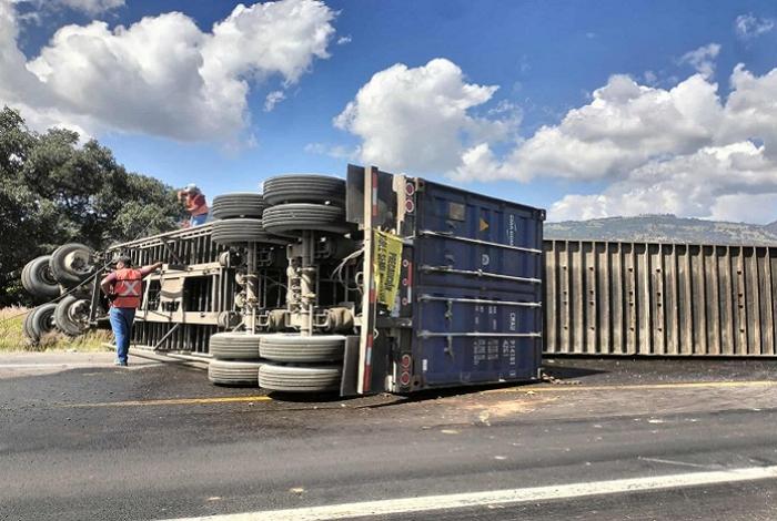 Vuelca tráiler con dos remolques en la Pátzcuaro-Cuitzeo y se incendia cabina