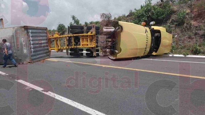 Vuelca tráiler en la autopista Cuitzeo-Pátzcuaro