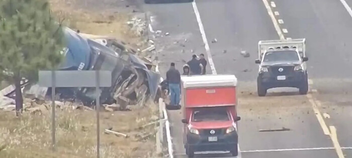 Vuelca tráiler en la autopista Pátzcuaro-Cuitzeo