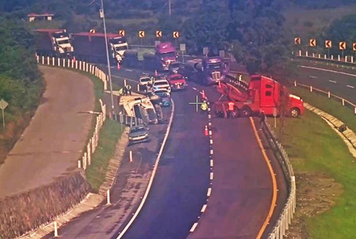 Vuelca tráiler en la autopista México-Guadalajara, en el municipio de Maravatío