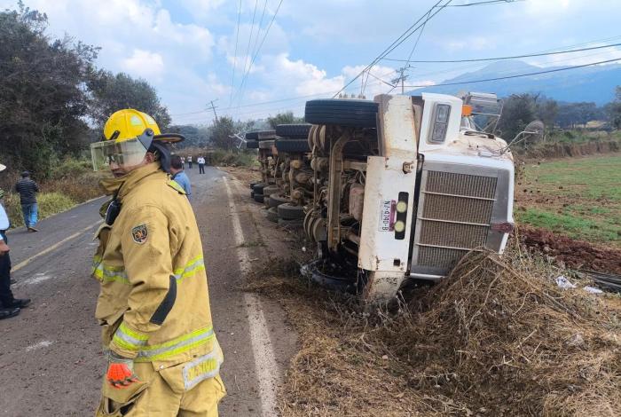 Vuelca tráiler en la carretera Purépero-Caurio