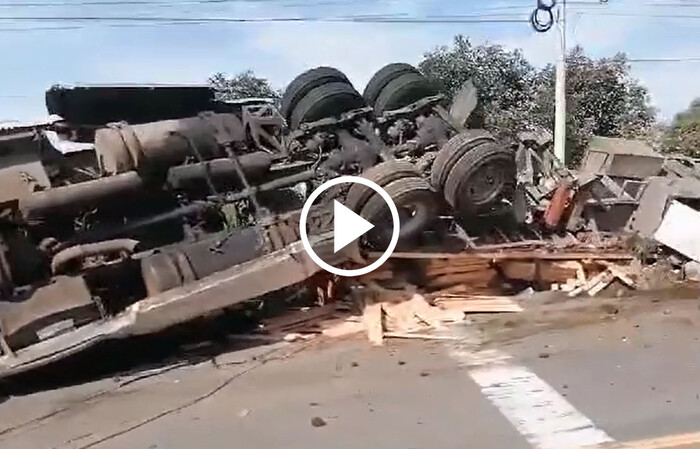 Vuelca tráiler en la curva del Diablo, en la Uruapan-Paracho