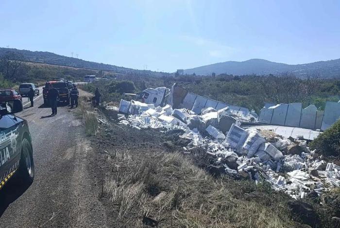 Vuelca tráiler en la Morelia-Quiroga; conductor no padeció heridas de gravedad