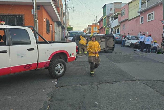 Vuelca un auto en la Molino de Parras; hay un herido y una camioneta de la FGE afectada