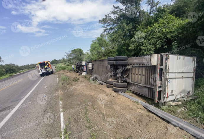 Vuelca un camión en la Siglo XXI, entre Guerrero y Michoacán