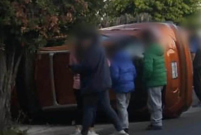 Vuelca un vehículo en la colonia Chapultepec Sur, en Morelia; sólo hay daños materiales