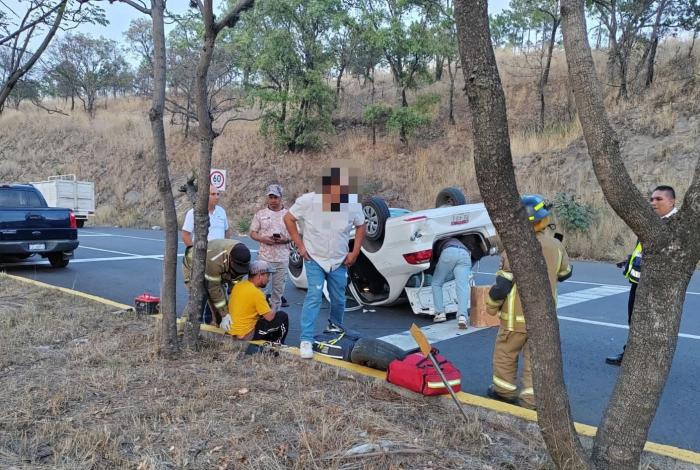 Vuelca vehículo en la Morelia-Pátzcuaro; hay un les10nado