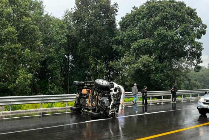 Vuelca y choca contra muro de contención en la Autopista Siglo XXI