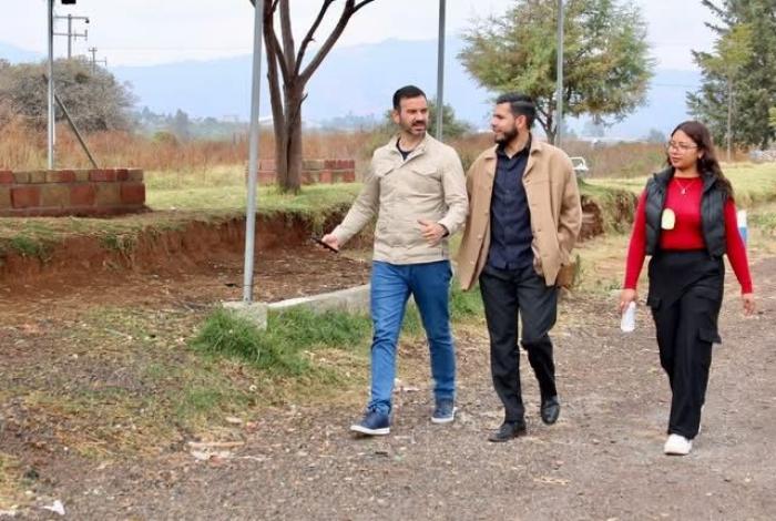 Yankel Benítez anuncia rehabilitación de canchas en tenencia Tacícuaro