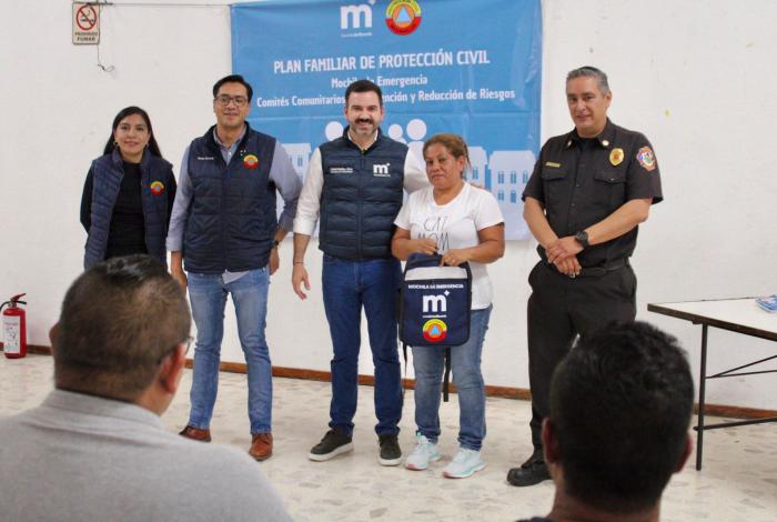 Yankel Benítez entrega mochilas de emergencia en colonia Industrial