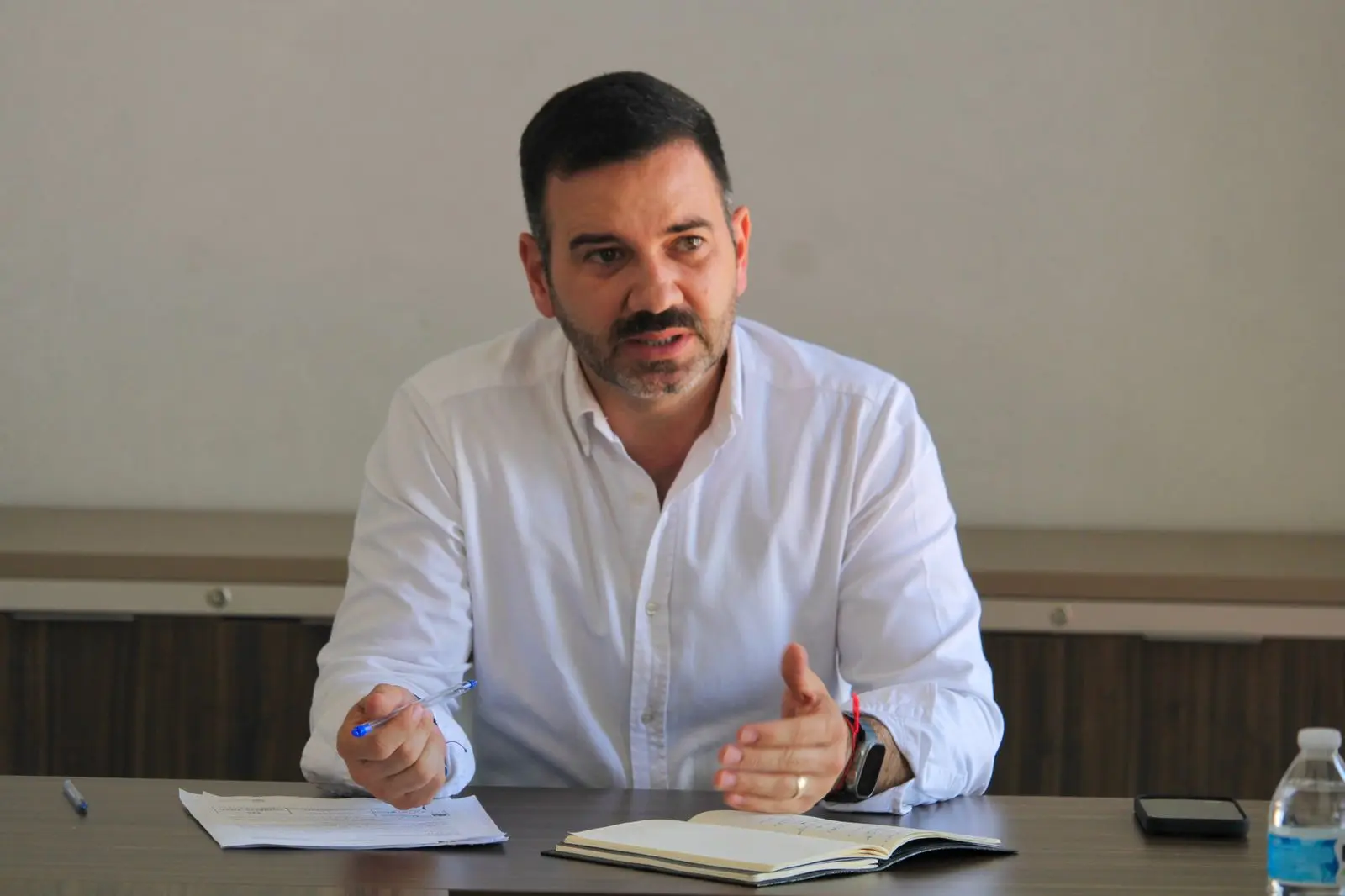 Yankel Benítez escucha y atiende a vecinos de colonia Primo Tapia