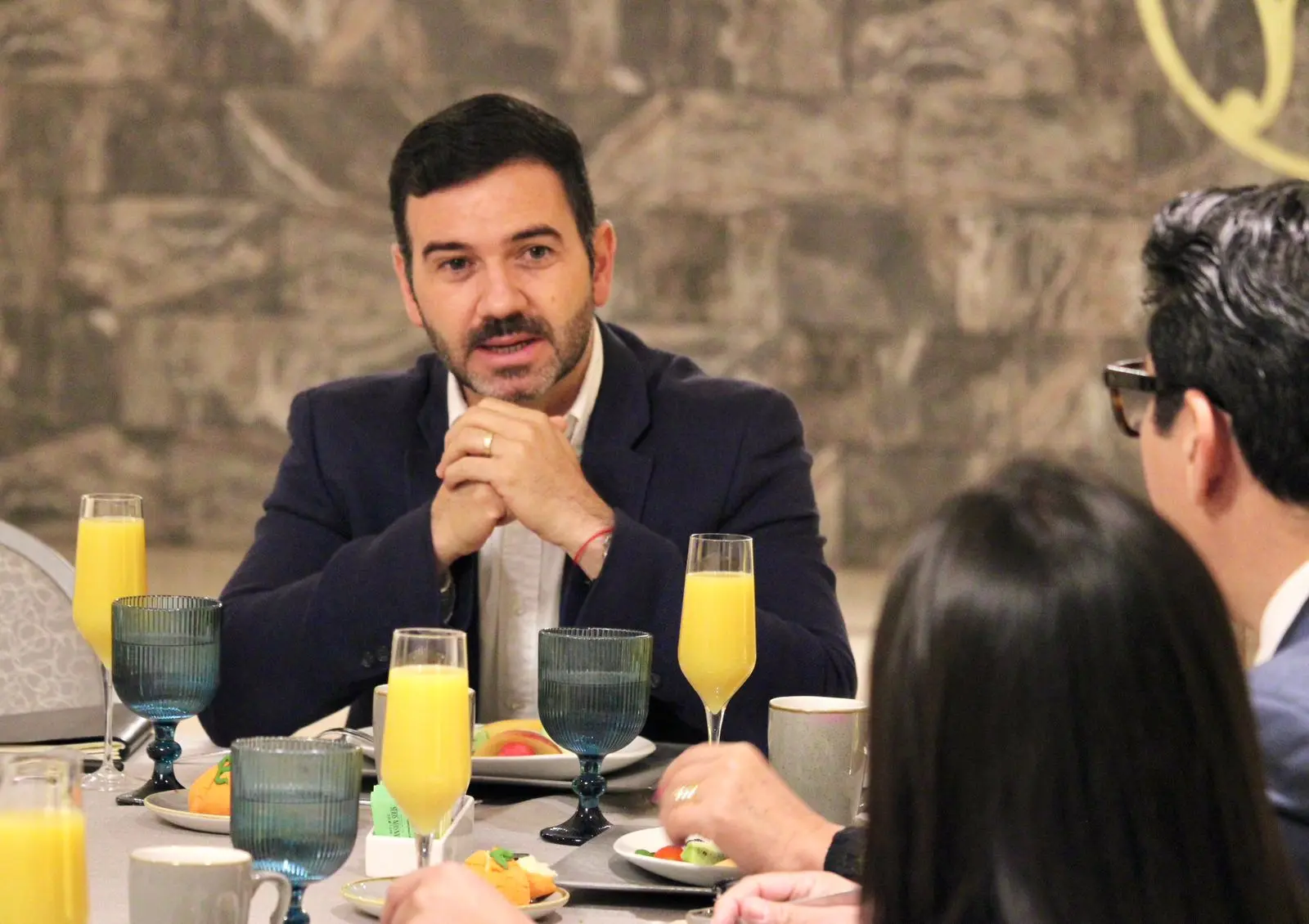 Yankel Benítez, hoteleros y empresarios afinan detalles de cara a celebración de Día de Muertos