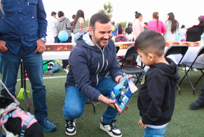 Yankel Benítez lleva alegría a cientos de niñas y niños de Misión del Valle