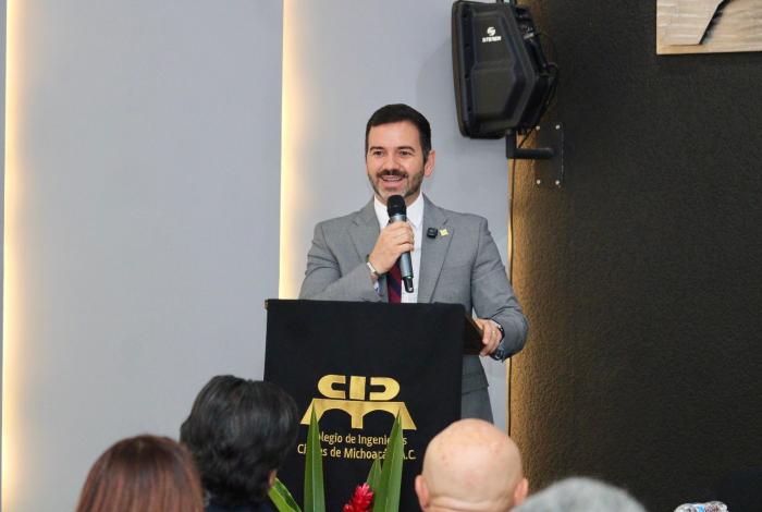 Yankel Benítez reconoce a ingenieros en 64 aniversario de su Colegio en Michoacán