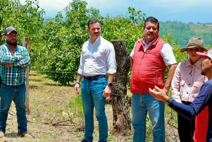 Yankel Benítez supervisa caminos rurales junto con la Saderm