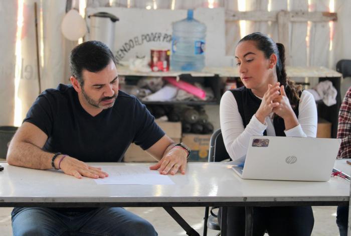 Yankel Benítez y vecinos de la Rubén Jaramillo revisan proyecto de drenaje