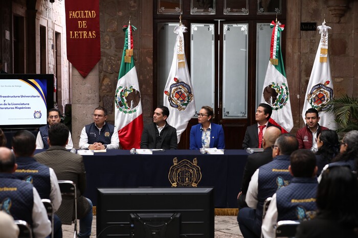 Yarabí Ávila inaugura aulas en la Facultad de Letras y entrega constancia de reacreditación de la Licenciatura en Lengua y Literaturas Hispánicas