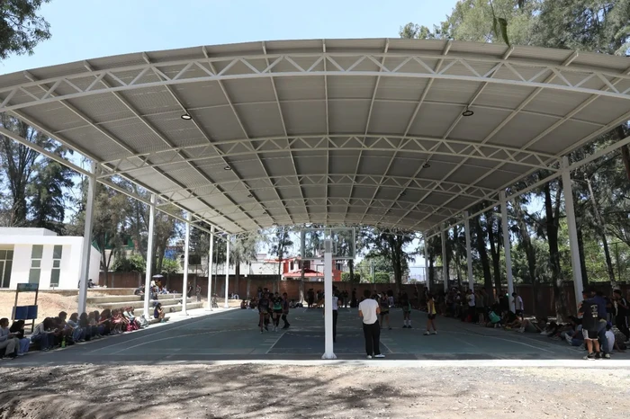 Yarabí Ávila regresa a la preparatoria “Isaac Arriaga” y cumple con la construcción de un domo