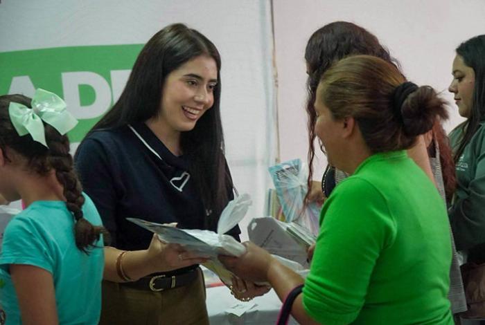 Yohana Mendoza entrega paquetes de útiles escolares a madres jefas de familia