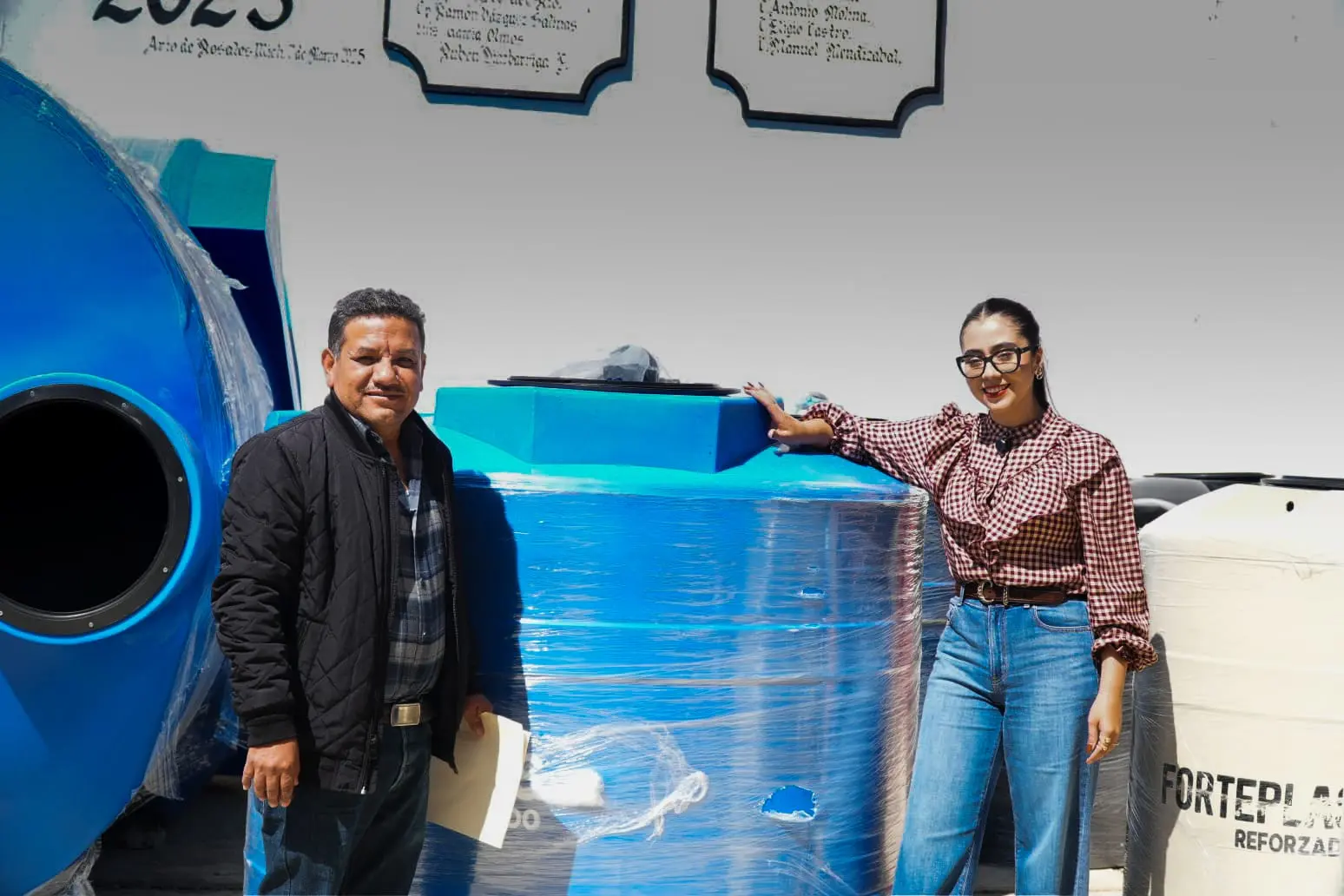 Yohana Mendoza, Presidenta Municipal de Ario entrega subsidios como parte del programa “Ario Digno”